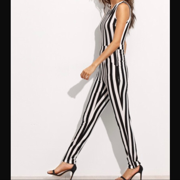 Striped Sleeveless Keyhole Summer Jumpsuit - Picture 4 of 7